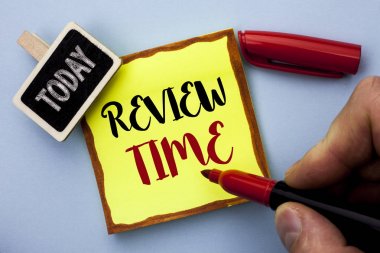 Word yazı metni gözden geçirme zamanı. İş kavramı değerlendirme Anketi gözden analiz check-up muayene adam tutarak Marker tarafından yapışkan not kağıdına düz arka plan üzerinde bugün yazılı gözden geçirme için