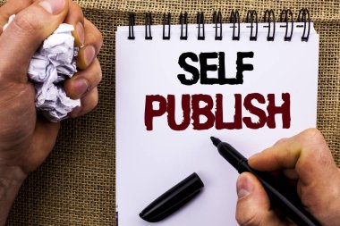 Word metin yazma kendini yayınlamak. Yayın yazmak gazetecilik el yazması makale adam tutarak Marker tarafından defter kitap jüt arka plan üzerinde yazılı gerçekler için iş kavramı.