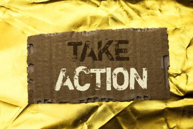 Word metin yazma almak eylem. İş kavramı strateji gelecek eylemleri yordamı Etkinlik hedef üzerinde yazılı amaç için gözyaşı karton parçası üzerinde altın dokulu arka plan.