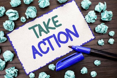 Al eylem gösteren not yazma. Strateji gelecek eylemleri yordamı Etkinlik hedef amaç yanında ahşap zemin Marker üzerine karton parçası üzerinde yazılı vitrine iş fotoğraf.