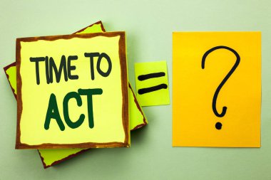 Hareket zaman yazma el yazısı metin. Eylem an strateji son tarih gerçekleştirmek başlamak çaba ışık yeşil düz arka plan üzerinde yığılmış yapışkan not kağıtlara yazılı oyunculuk anlam kavramı.