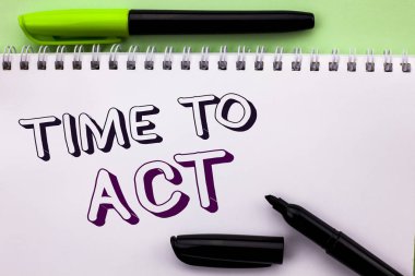 Kavramsal el zaman hareket gösteren yazma. Eylem an strateji son tarih gerçekleştirmek başlamak çaba düz arka plan Marker Kalem defter kitap yazıldı oyunculuk sergileyen iş fotoğraf