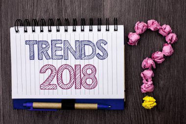 El yazısı metin eğilimleri 2018. Geçerli hareketi en son Modern marka yeni konsept ahşap arka plan kalem defter kitap ve soru işareti yanında yazılı tahmin anlam kavramı.