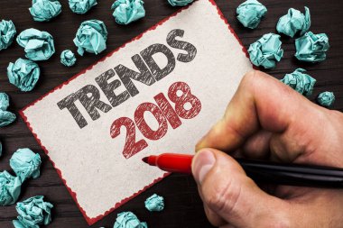 Eğilimleri 2018 gösterilen metin işareti. Kavramsal fotoğraf geçerli hareketi en son Modern marka yeni konsept adam tutarak Marker tarafından karton parçası üzerinde ahşap arka plan üzerinde yazılı tahmin.