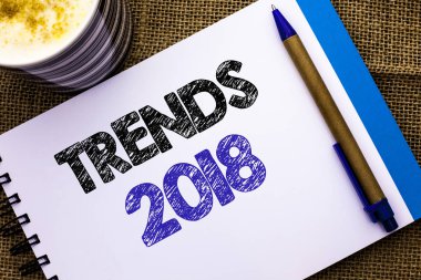 Kavramsal el eğilimleri 2018 gösterilen yazma. Geçerli hareketi en son Modern marka yeni konsept jüt arka plan kalem defter kitap ve Kupası yazılı tahmin vitrine iş fotoğraf