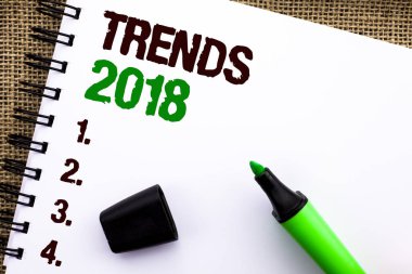 Eğilimleri 2018 gösterilen metin işareti. Kavramsal fotoğraf geçerli hareketi en son Modern marka yeni konsept jüt arka planda Marker yanında defter kitap yazıldı tahmin.