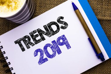 Kavramsal el eğilimleri 2019 gösterilen yazma. Geçerli hareketi son marka yeni konsept jüt arka plan kalem defter kitap ve Kupası yazılı tahmin vitrine iş fotoğraf