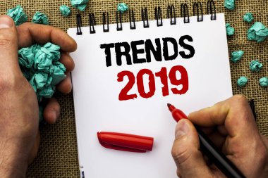 Kavramsal el eğilimleri 2019 gösterilen yazma. İş fotoğraf metin geçerli hareketi son marka yeni konsept adam tutarak Marker tarafından defter kitap jüt arka plan üzerinde yazılı tahmin