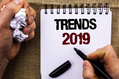 Word metin yazma eğilimleri 2019. Geçerli hareketi son marka yeni konsept adam tutarak Marker tarafından defter kitap jüt arka plan üzerinde yazılı tahmin için iş kavramı.