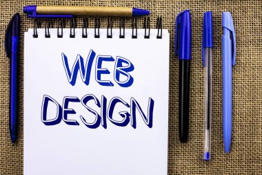 Web Tasarım gösterilen not yazma. Web düzeni şablon duyarlı Web sayfası Webdesign eskiz defter kitap jüt üzerinde yazılı gezinti vitrine iş fotoğraf kalemler yanında arka plan.