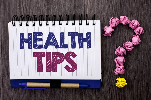 Handgeschreven tekst Gezondheidstips. Concept, wat betekent dat gezonde suggesties suggereren informatie begeleiding Tip idee geschreven op Notebook boek over de houten achtergrond Pen en vraagteken ernaast. — Stockfoto