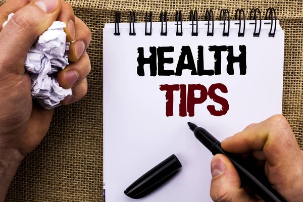 Woord schrijven van de uiteinden van de gezondheid van de tekst. Businessconcept voor gezonde suggesties suggereren informatie begeleiding Tip idee geschreven door Man Holding Marker op Notebook boek op de achtergrond van jute. — Stockfoto