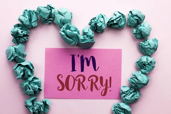 Σύνταξη κειμένου λέξη εγώ m συγγνώμη. Επιχειρηματική ιδέα για συγγνώμη συνείδηση αισθάνονται λυπηρό απολογητικός μετανιωμένος περίλυπος γραμμένο σε ροζ κολλώδη σημείωση χαρτί στο απλό φόντο καρδιάς. — Φωτογραφία Αρχείου
