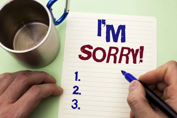 Escrever um bilhete a mostrar que lamento. Foto de negócios mostrando Apologize Consciência Sinta-se arrependido Apologetic arrependimento doloroso escrito por Man on Notebook Paper Holding Marker em fundo simples Cup . — Fotografia de Stock