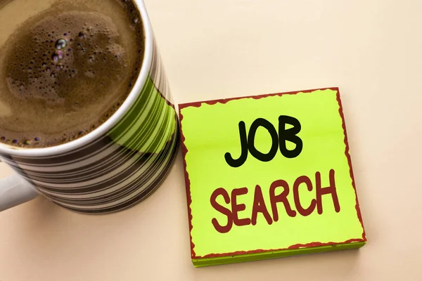 テキストの書き込みジョブ検索を単語します。見つけるキャリア求人機会雇用募集募集横に無地の背景のコーヒー カップに緑粘着メモ紙に書かれたビジネス コンセプト. — ストック写真