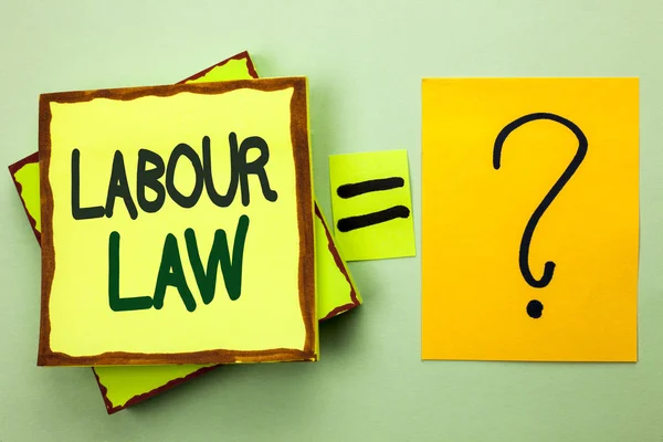 필기 텍스트 쓰기 노동 법률입니다. 취업 규칙 노동자 권리 의무 법안 연합 밝은 녹색 일반 배경 쌓아 스티커 메모 용지에 적힌 의미 하는 개념. — 스톡 사진