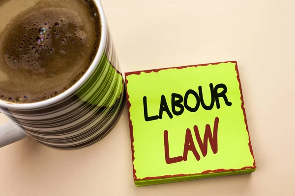 단어 쓰기 텍스트 노동 법률입니다. 취업 규칙 노동자 권리 의무 법안 연합 일반 배경 커피잔 옆에 녹색 스티커 메모 용지에 작성 된 비즈니스 개념. — 스톡 사진
