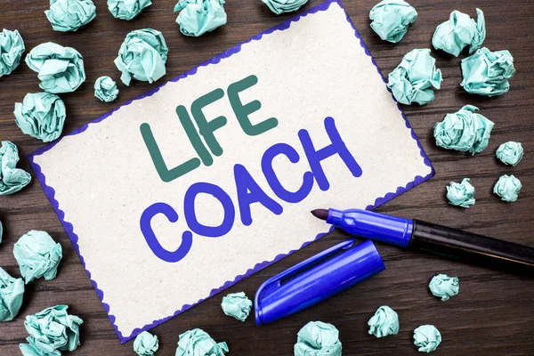 Schreiben Notiz zeigt Life Coach. Business-Foto zeigt Mentoring Guiding Karriereberatung ermutigen Trainer Mentor auf Pappstück auf dem hölzernen Hintergrund Marker daneben geschrieben. — Stockfoto