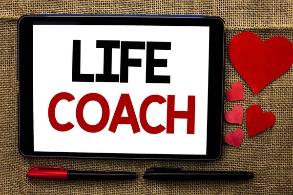 Handschrift Text Schreiben Life Coach. Konzept bedeutet Mentoring Leitlinien Berufsorientierung ermutigen Trainer Mentor auf Tablet auf dem Jute-Hintergrund Herzen und Stifte daneben geschrieben. — Stockfoto