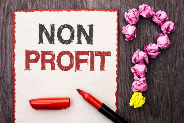 Nota di scrittura che mostra No Profit. Foto aziendale in mostra benefico senza scritto Filantropia Aiuto Unlucrative Profitless scritto su pezzo di cartone con sfondo di legno marcatore Domanda Mark . — Foto Stock