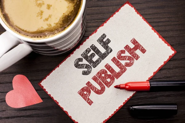 Segno di testo che mostra Self Publish. Foto concettuale Pubblicazione Scrivi Giornalismo Manoscritto Articolo Fatti scritti su Nota appiccicosa sullo sfondo in legno Coffee Cup Heart Marker accanto ad esso . — Foto Stock