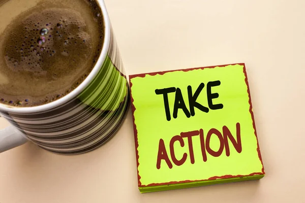Текст для написания слов Take Action. Концепция бизнеса для стратегии будущих действий Порядок действий Цель деятельности Цель написана на зеленый липкий бумаге Примечание на простом фоне Чашка кофе рядом с ним . — стоковое фото