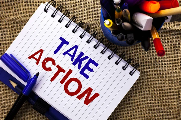 Texto para escrita de palavras Take Action. Conceito de negócio Estratégia Ações futuras Procedimento Objetivo Objetivo escrito em Caderno Livro sobre o fundo da juta Lápis ao lado dele . — Fotografia de Stock