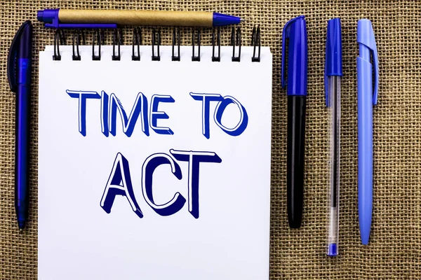 Writing Obs visar tid till Act. Företag foto skylta Action ögonblick strategi tidsfristen utför Start ansträngning agerar skriftliga på Notebook bok på jute bakgrunden pennor bredvid den. — Stockfoto