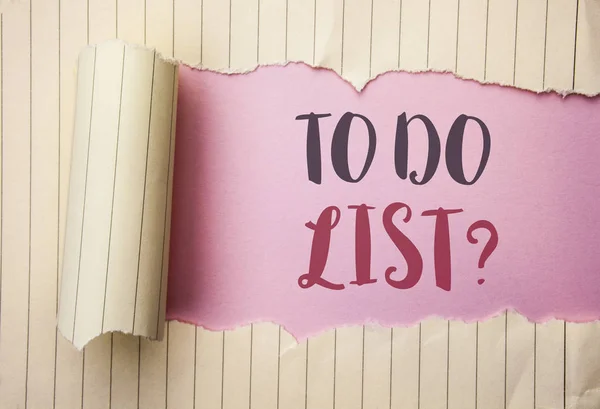 Escribir una nota que muestra la pregunta para hacer una lista. Muestra de fotos de negocios Preguntando cómo Cuestionario Investigación Problema Cuestionario escrito en el fondo rosa detrás de Tear Notebook Paper . —  Fotos de Stock