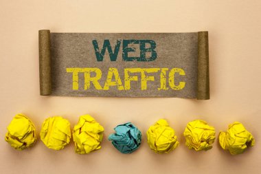 Web trafiği gösterilen not yazma. Internet Boost ziyaretçi seyirci ziyaret müşteriler izleyiciler düz arka plan buruşuk kağıt topları karton kağıt üzerinde yazılı vitrine iş fotoğraf