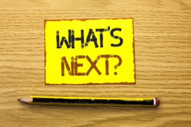 Kavramsal el ne s sonraki soruya gösterilen yazma. Soran hayal seçim çözüm sonraki sarı yapışkan notu üzerinde ahşap arka plan kalem üzerinde yazılı anket vitrine iş fotoğraf.