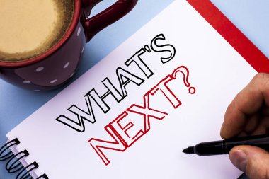 Neyin sonraki soruya gösterilen not yazma. Soran hayal seçim çözüm sonraki düz arka plan kahve fincanı defter kitap Holding kalem üzerinde yazılı anket vitrine iş fotoğraf.