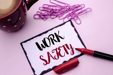 İş güvenliği gösterilen metin işareti. Kavramsal fotoğraf dikkat güvenlik düzenlemeleri koruma güvencesi hoşlandığımdan düz arka plan Marker Kupası Pins yanında üzerinde yapışkan not kağıdına yazılı.