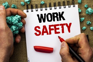 Kavramsal el iş güvenliği gösterilen yazma. İş fotoğraf metin dikkat güvenlik düzenlemeleri koruma güvencesi hoşlandığımdan adam tutarak Marker tarafından defter kitap jüt arka plan üzerinde yazılı.