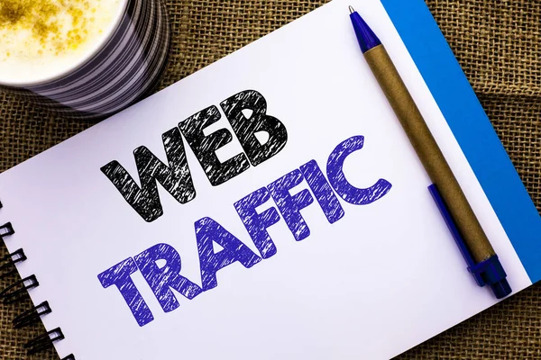 Kavramsal el web trafiği gösterilen yazma. Internet Boost ziyaretçi seyirci ziyaret müşteriler izleyiciler jüt arka plan kalem defter kitap ve Kupası yazılı vitrine iş fotoğraf — Stok fotoğraf