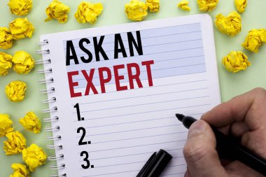 Bir uzman sormak gösterilen not yazma. İş fotoğraf vitrine danışın profesyonel soran bir tavsiye yapmak için defter kitap adam tutarak Marker tarafından yazılmış bir soru.