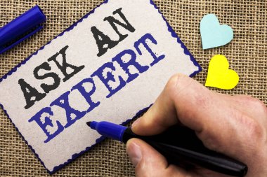 Kavramsal el bir uzman sormak gösterilen yazma. İş fotoğraf vitrine danışın profesyonel soran bir tavsiye yapmak için yapışkan not jüt bankamatik sevgi kalpleri ile yazılı bir soru.