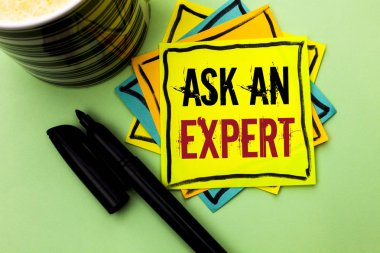 Bir uzman sormak yazma el yazısı metin. Yapışkan not kağıdına düz arka plan üzerinde kalem ve kahve fincanı ile yazılı bir soru soran bir profesyonel tavsiye için başvurun anlam kavramı yapmak.