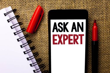 El yazısı metin Ask bir uzman. Profesyonel soran bir tavsiye yapmak için bir soru danışın anlam kavramı cep telefonunda jüt özgeçmişlerine Marker ve defter yanında yazılı.