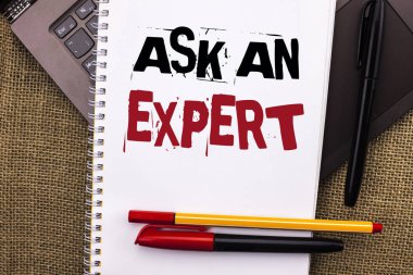 Bir uzman sormak gösterilen not yazma. Defter kitap yazılmış bir soru yer üstünde Laptop jüt ile tavsiye yapmak için iş fotoğraf vitrine danışın profesyonel soran bir kalem arka plan