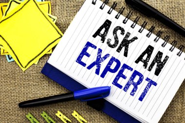 Kavramsal el bir uzman sormak gösterilen yazma. Danışmak profesyonel soran bir tavsiye yapmak için defter kitap jüt arka plan üzerinde klipler ve kalem yazılmış bir soru vitrine iş fotoğraf