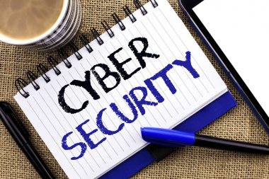 Siber Güvenlik gösterilen metin işareti. Kavramsal fotoğraf Online önleme saldırıların virüs bilgileri şifrelemek defter kitap jüt özgeçmişlerine Tablet kahve fincanı ve kalem yanındaki yazılı