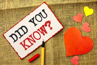 El yazısı metin mi sizin bildiğiniz soru. Haberdar olduğunu öğrenmek bir şey yeni vermek yanında jüt zemin sevgi kalpleri üzerine işaretçi tarafından yapışkan not kağıdına yazılan bilgilerin anlam kavramı.