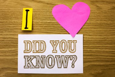 Metin yazma kelime mi sizin bildiğiniz soru. İş kavramı haberdar olduğunu öğrenmek için yeni bir şey vermek yanında ahşap zemin pembe kalp üzerine yapışkan not kağıdına yazılan bilgilerin.