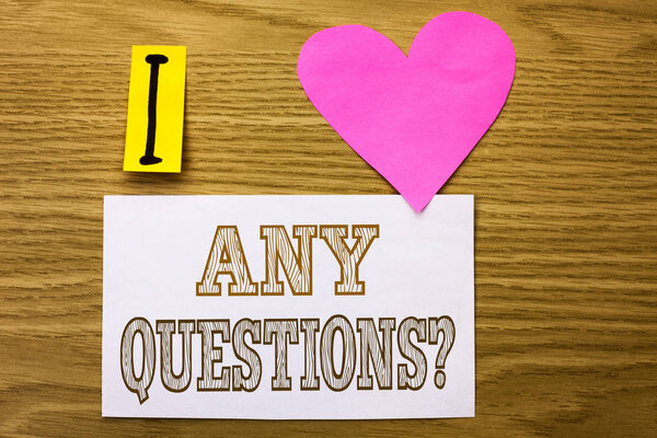 Любые вопросы Вопросы. Бизнес-концепция для Need, чтобы спросить что-то Дополнительная информация Хотели написать на Стикки Нота Папка на деревянном фоне Розовое Сердце рядом с ним
.