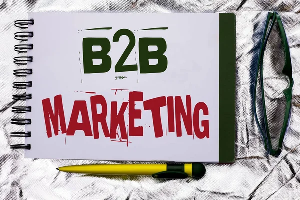 Signo de texto que muestra marketing B2B. Foto conceptual Negocios a Negocios Comercio Transacciones Comerciales Escrito en Cuaderno Libro sobre el fondo texturizado con lápiz y gafas al lado de ella . — Foto de Stock