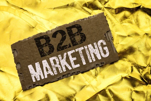 Σύνταξη σημείωσης δείχνει B2b Marketing. Επαγγελματίες φωτογραφία προβάλλοντας Business to Business εμπορικές συναλλαγές ηλεκτρονικού εμπορίου γραμμένο σε δάκρυ κομμάτι χαρτόνι για το χρυσό φόντο με υφή. — Φωτογραφία Αρχείου