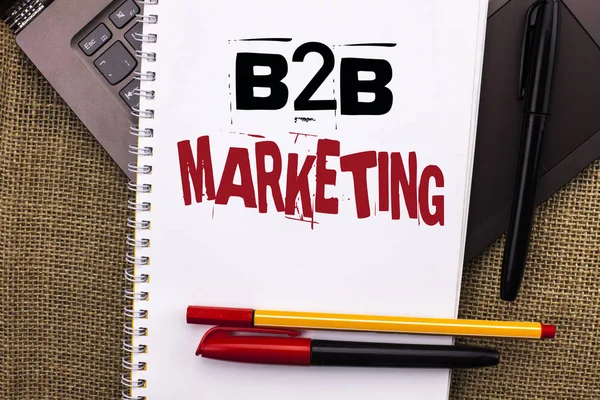 Σύνταξη σημείωσης δείχνει B2b Marketing. Επαγγελματίες φωτογραφία παρουσιάζοντας Business to Business εμπορικές συναλλαγές εμπορίου γραμμένο στο σημειωματάριο του βιβλίου τοποθετείται σε φορητό υπολογιστή με Γιούτα φόντο στυλό — Φωτογραφία Αρχείου