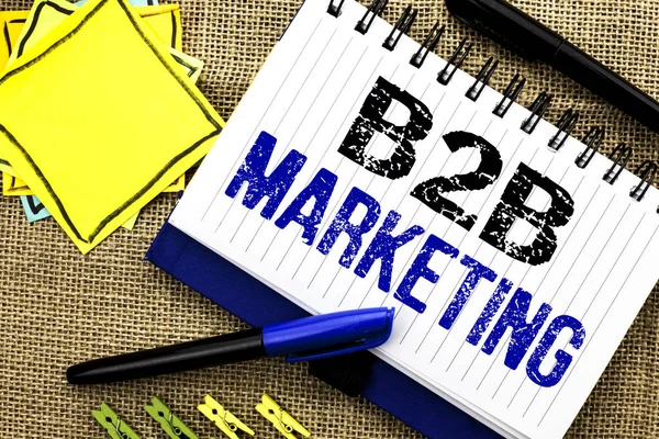 Εννοιολογική χέρι γραφή δείχνει B2b Marketing. Επαγγελματίες φωτογραφία προβάλλοντας Business to Business εμπορικές συναλλαγές ηλεκτρονικού εμπορίου γραμμένο βιβλίο τετράδιο στο φόντο Γιούτα κλιπ και στυλό — Φωτογραφία Αρχείου