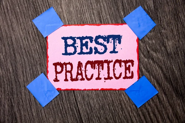 Textschild, das Best Practice zeigt. konzeptionelle Foto bessere Strategien Qualitätslösungen erfolgreiche Methoden auf rosa Klebepapier auf dem hölzernen Hintergrund geschrieben. — Stockfoto